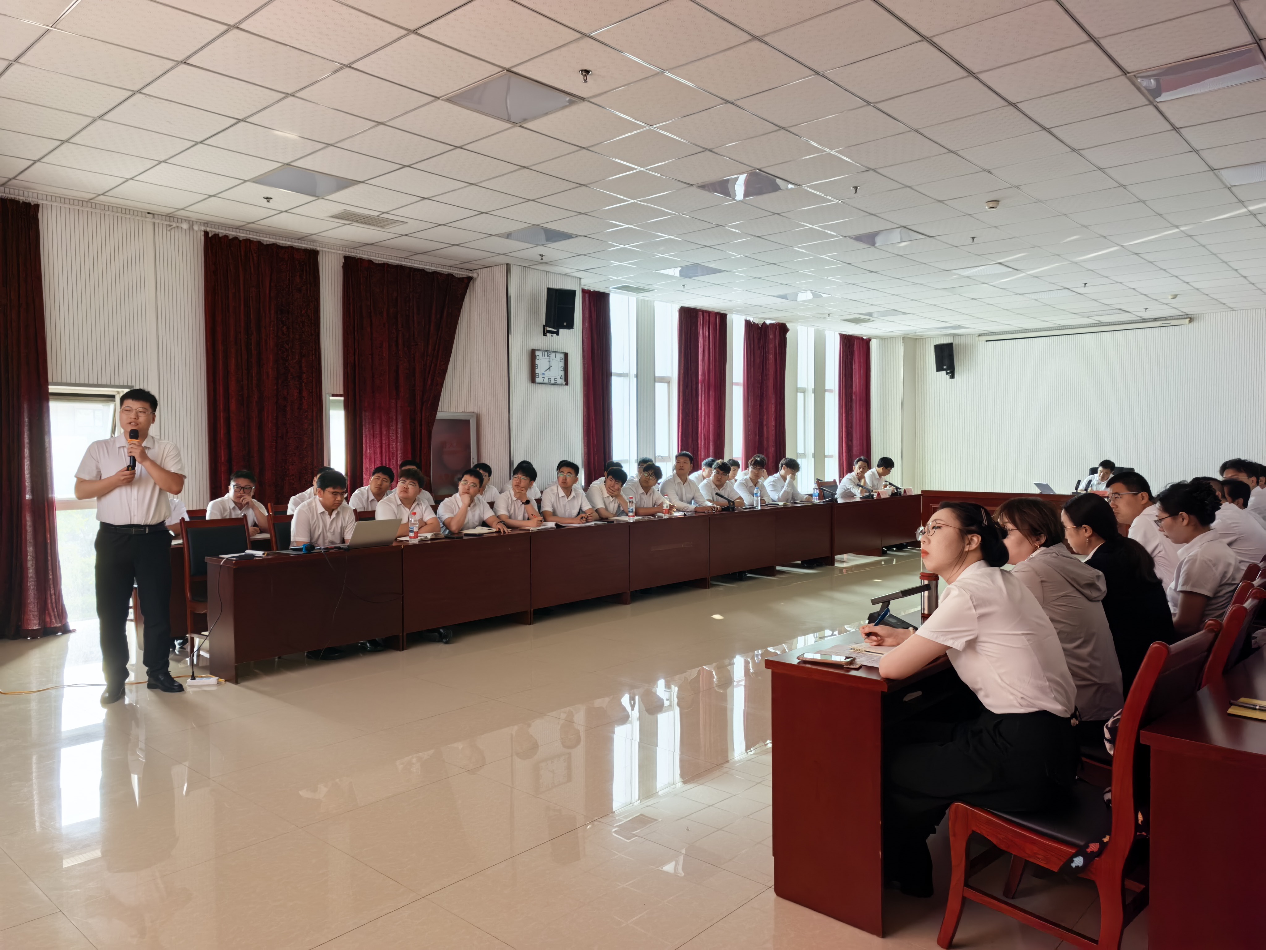 山庄集团召开总监级人员、青年骨干上半年述职会